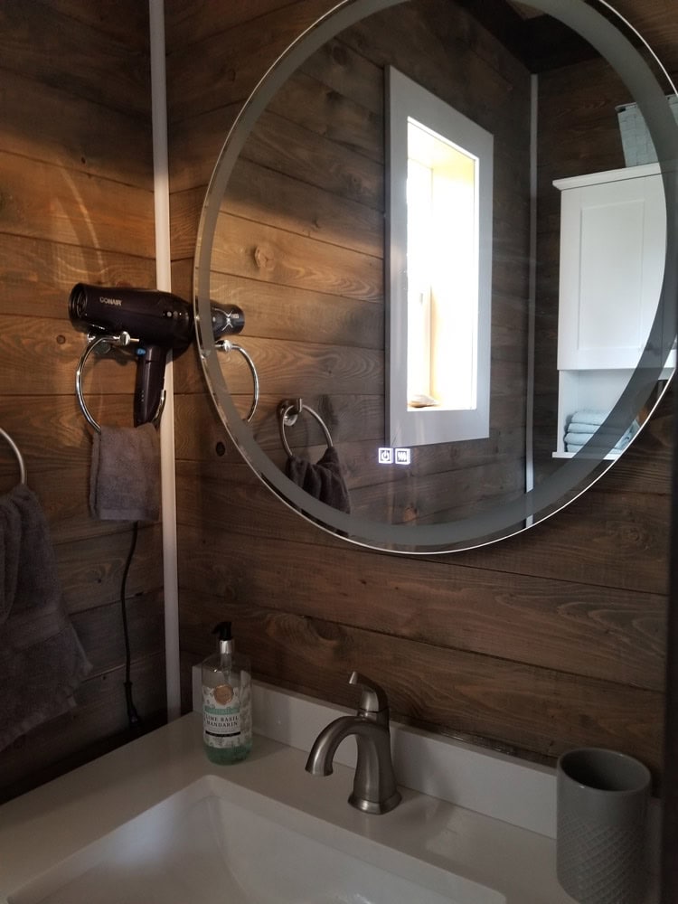 Oliver's Cove bathroom