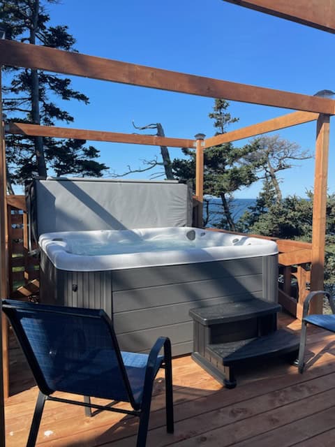 Oliver's Cove hot tub
